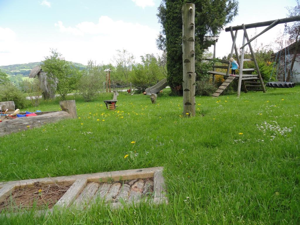 Baby- Und Kinderhof Aicherbauer Seeham Exterior photo